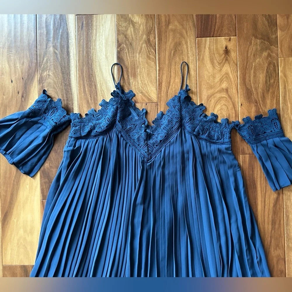 Lulu’s Give Thanks Navy Blue Lace Off-the-Shoulder Tunic Dress size Small - Picture 3 of 5